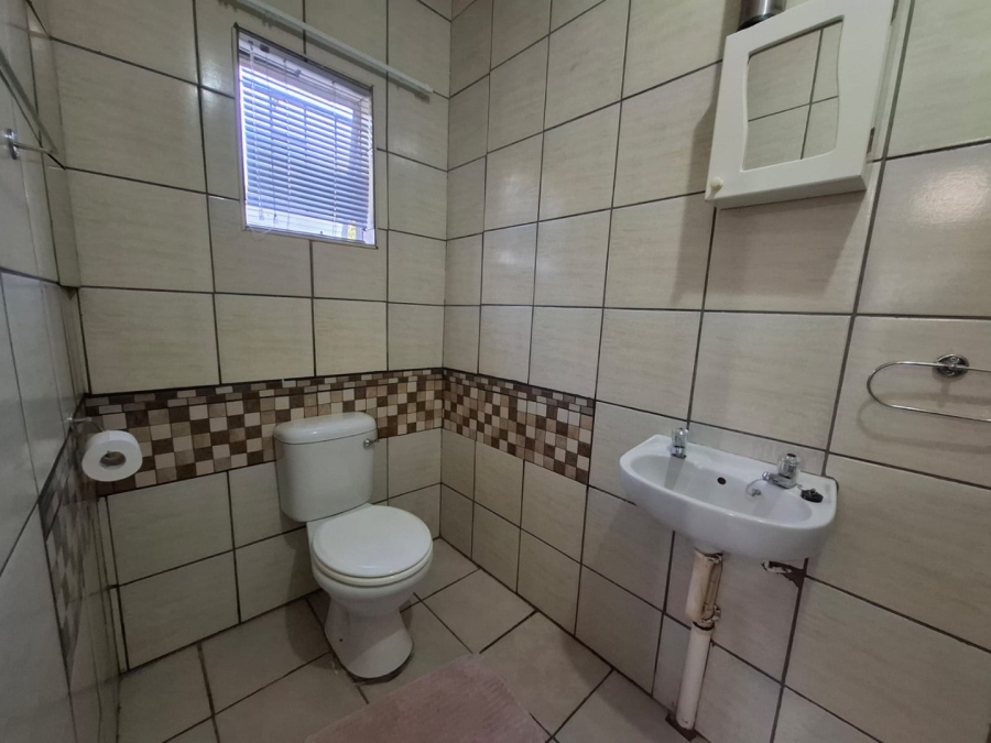 5 Bedroom Property for Sale in Langenhovenpark Free State